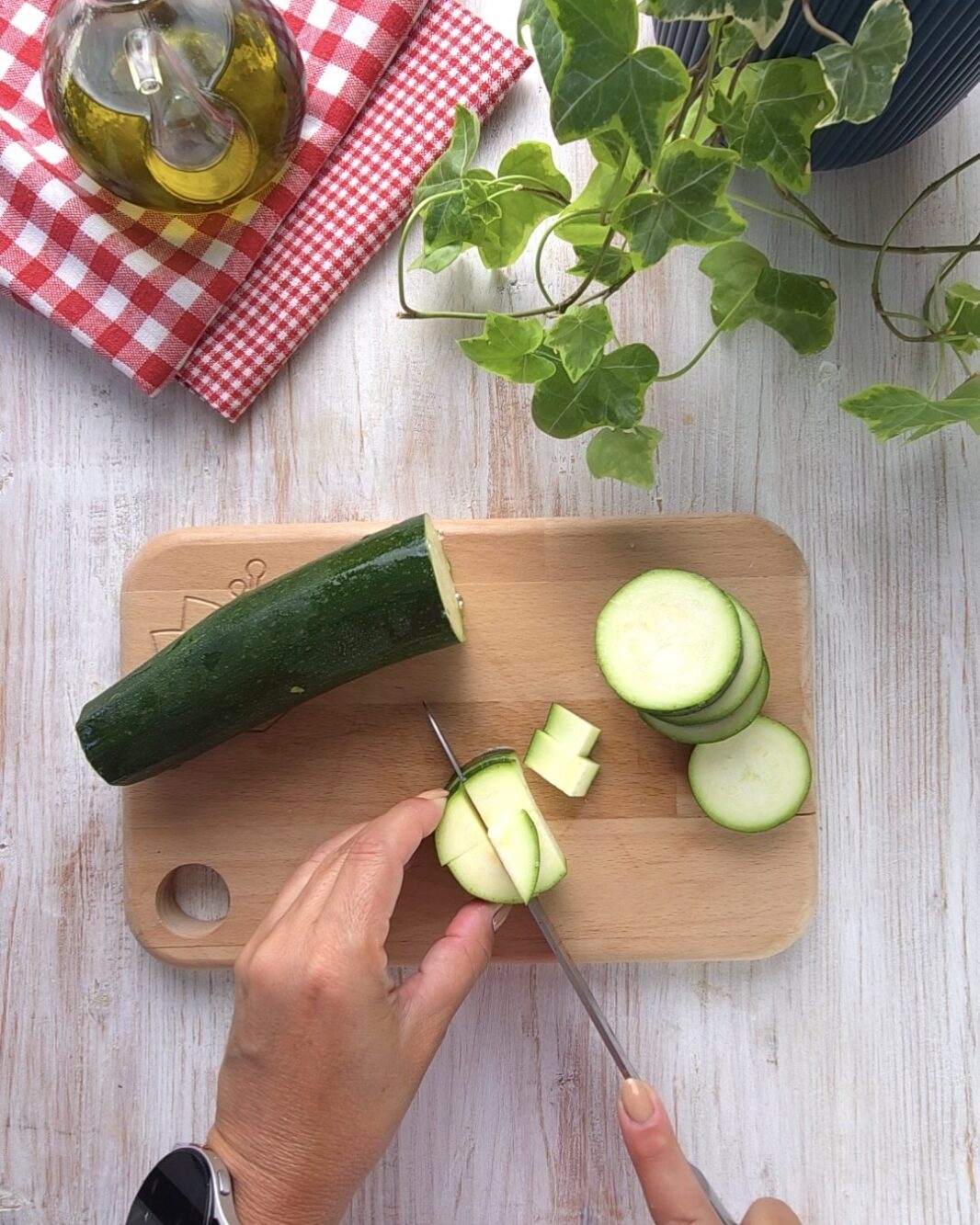 tagliate le zucchine a cubetti