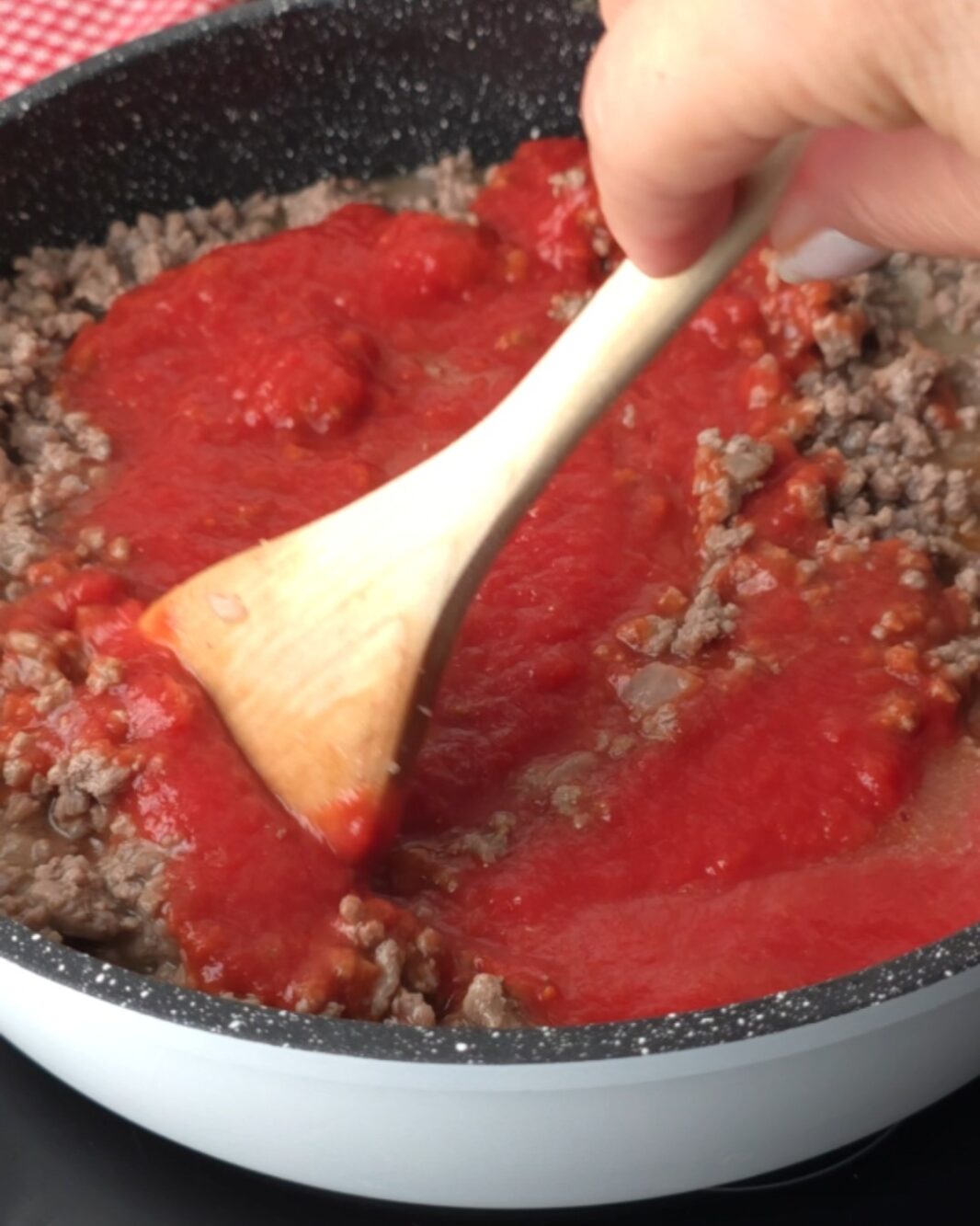 versate la passata di pomodoro