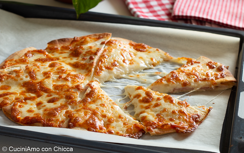 Triangoli di piadina farcita