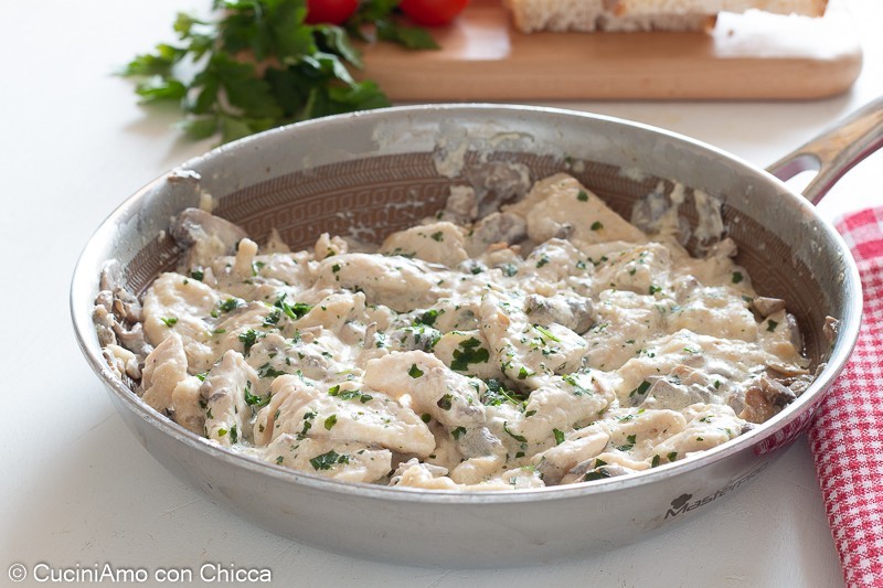 Straccetti di pollo cremosi con funghi