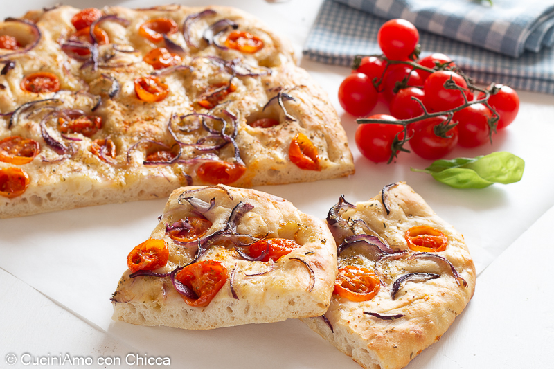 focaccia con pomodorini e cipolle di CuciniAmo Con Chicca