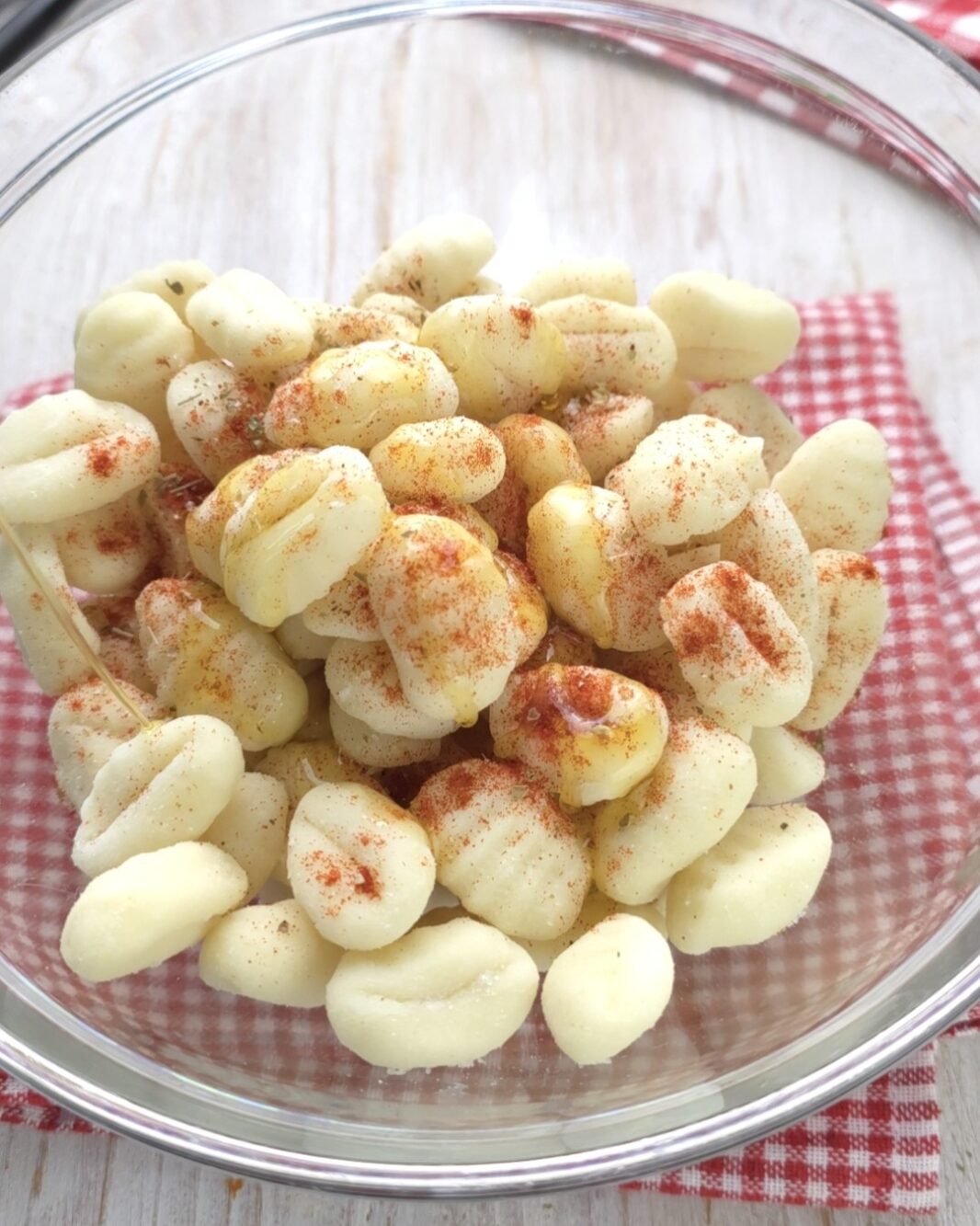 gnocchi conditi con sale, paprika e olio