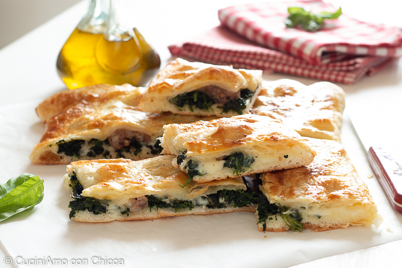 Pizza parigina con salsiccia e spinaci