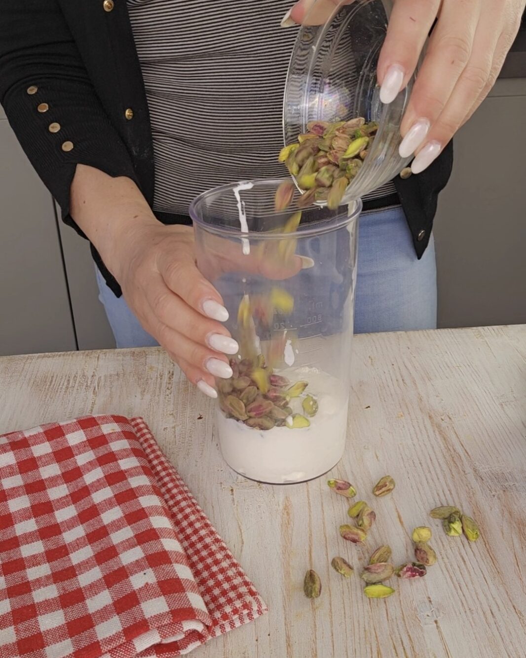 frullate con un frullatore ad immersione la stracciatella e i pistacchi