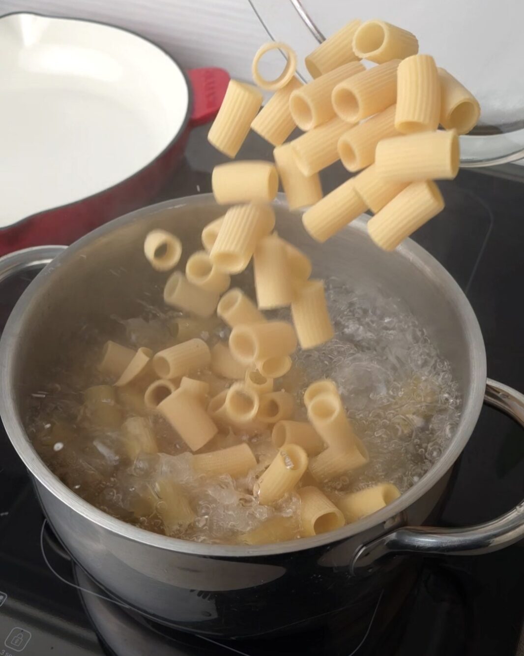 Fate cuocere la pasta in acqua bollente salata