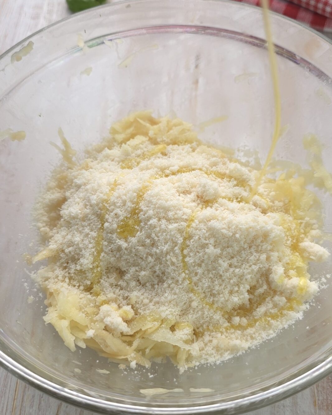 aggiungete il sale, il parmigiano e l'olio