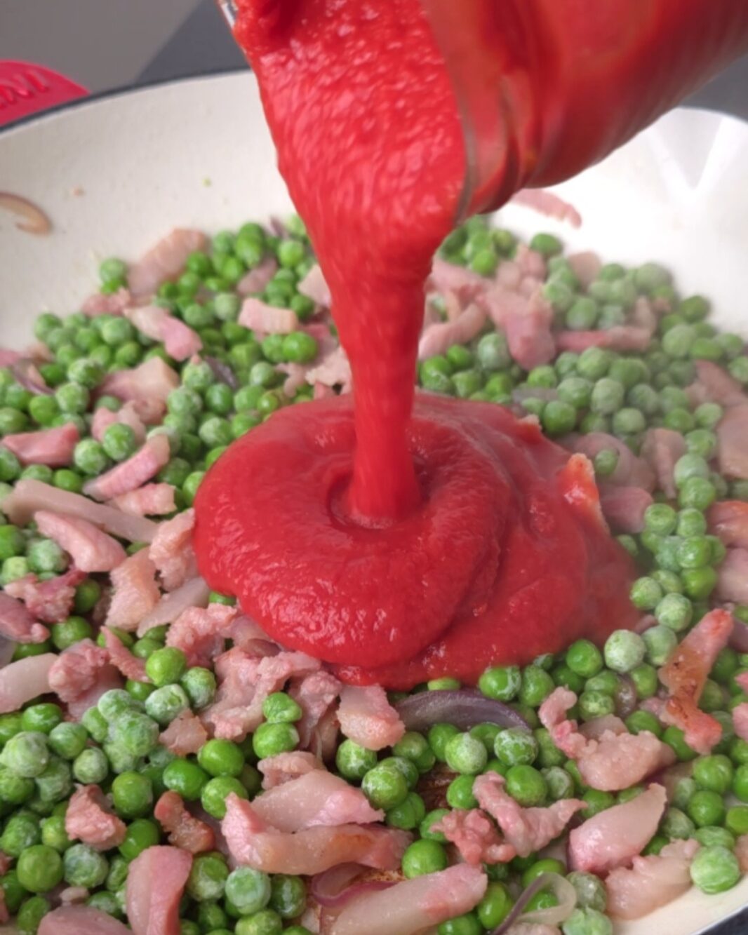 versate la passata di pomodoro
