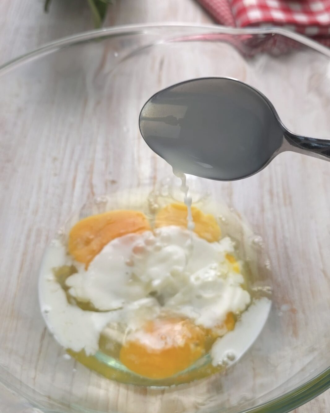 mescola le uova con il sale e il latte