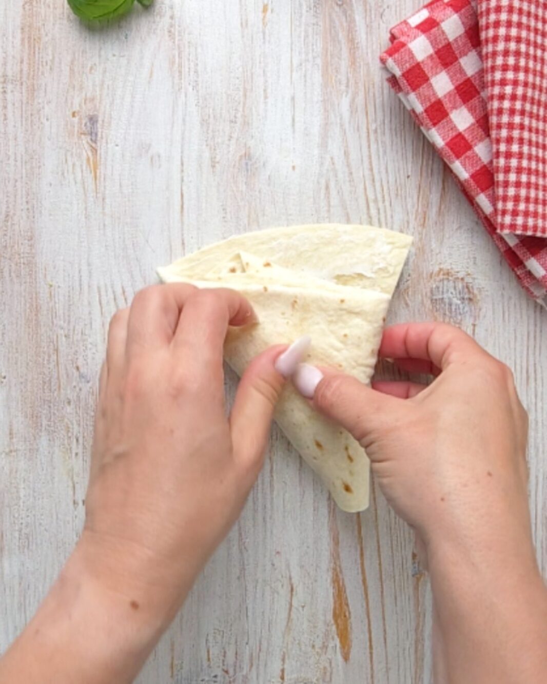 ripiegate la tortilla a triangolo