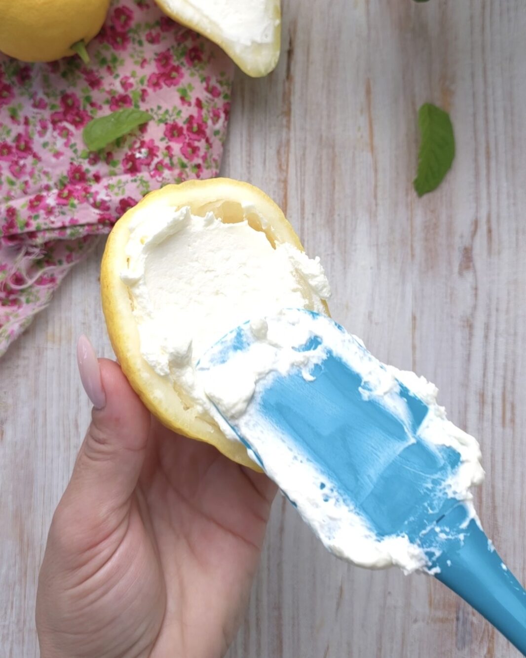 Farcite i limoni con la crema preparata al limone