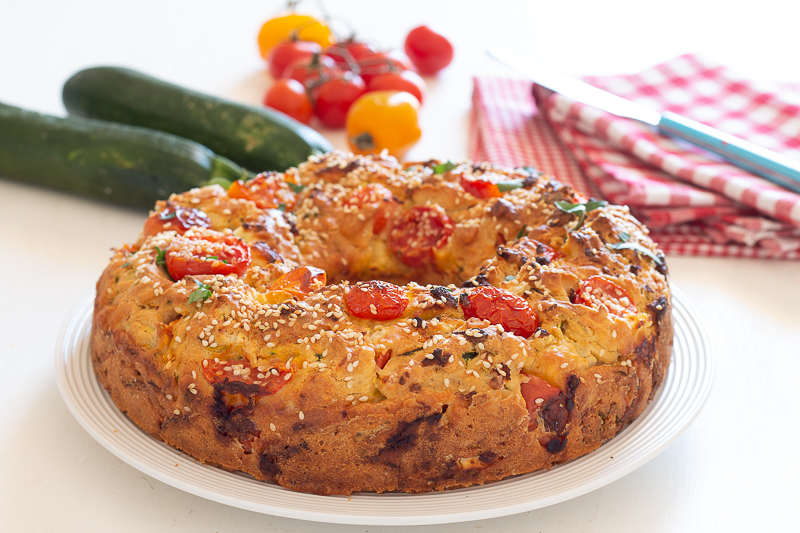 Ciambella con zucchine e pomodorini