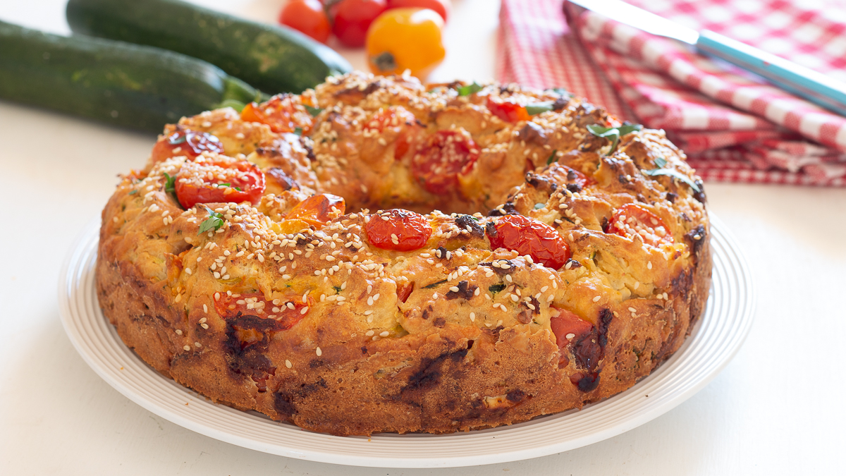 Ciambella con zucchine e pomodorini