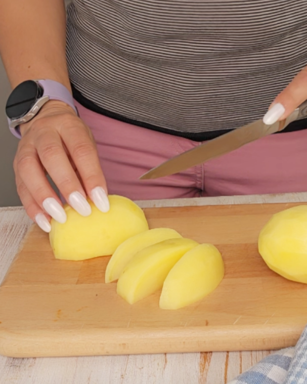Tagliate le patate a spicchi