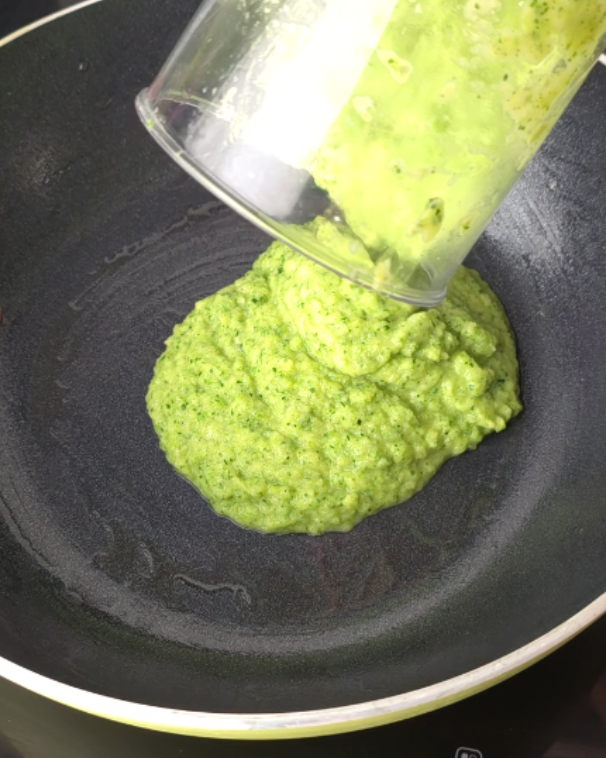 Versate le crema di zucchine in padella