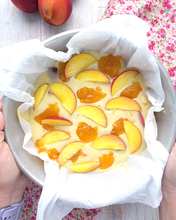guarnite con marmellata e fettine di pesca