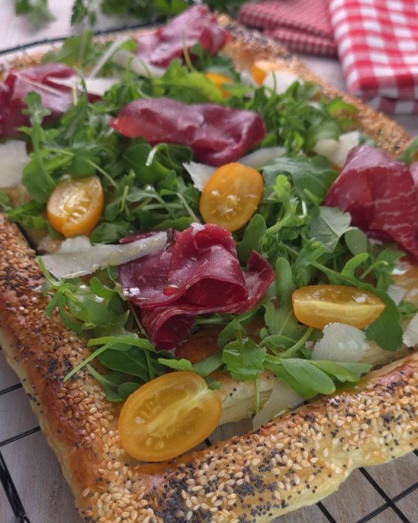 Torta di sfoglia con bresaola rucola e grana