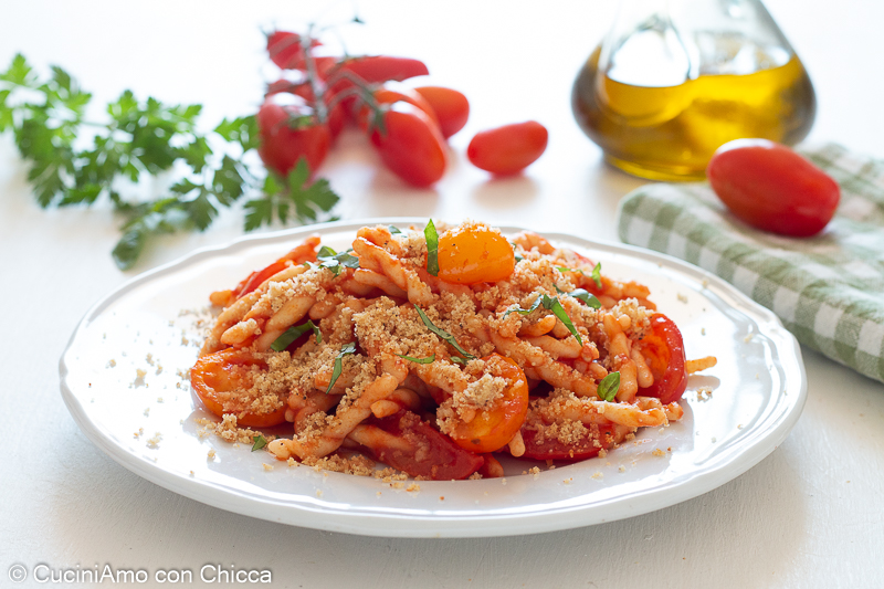 Pasta con pomodorini e mollica