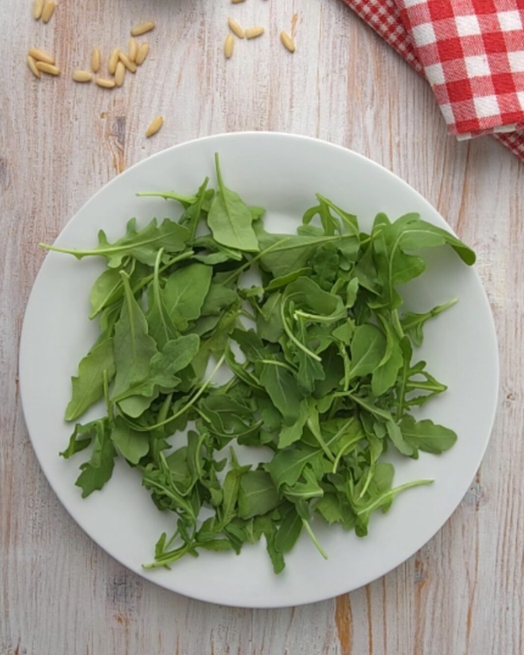 mettete la rucola in un piatto