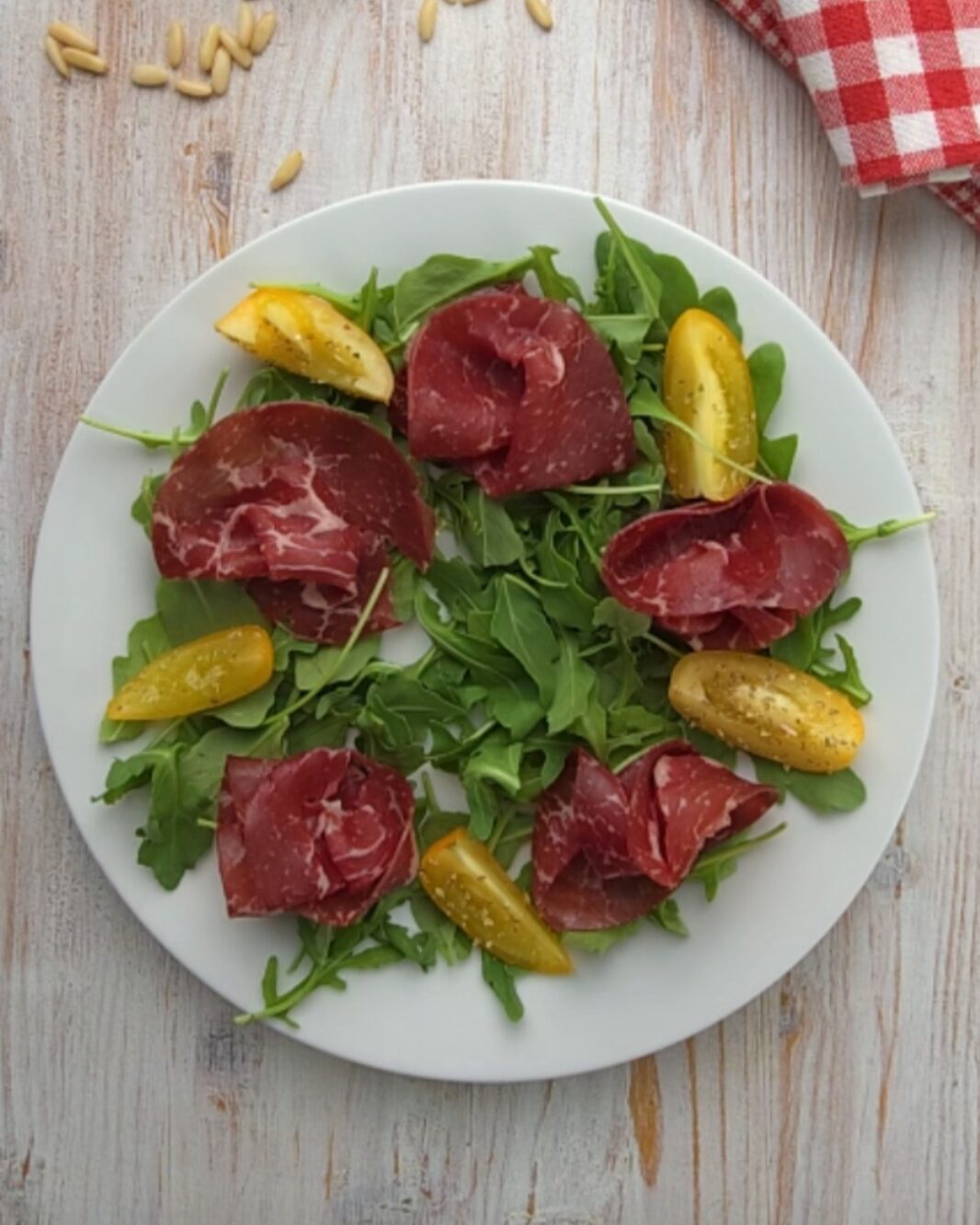 aggiungete la bresaola e i pomodorini