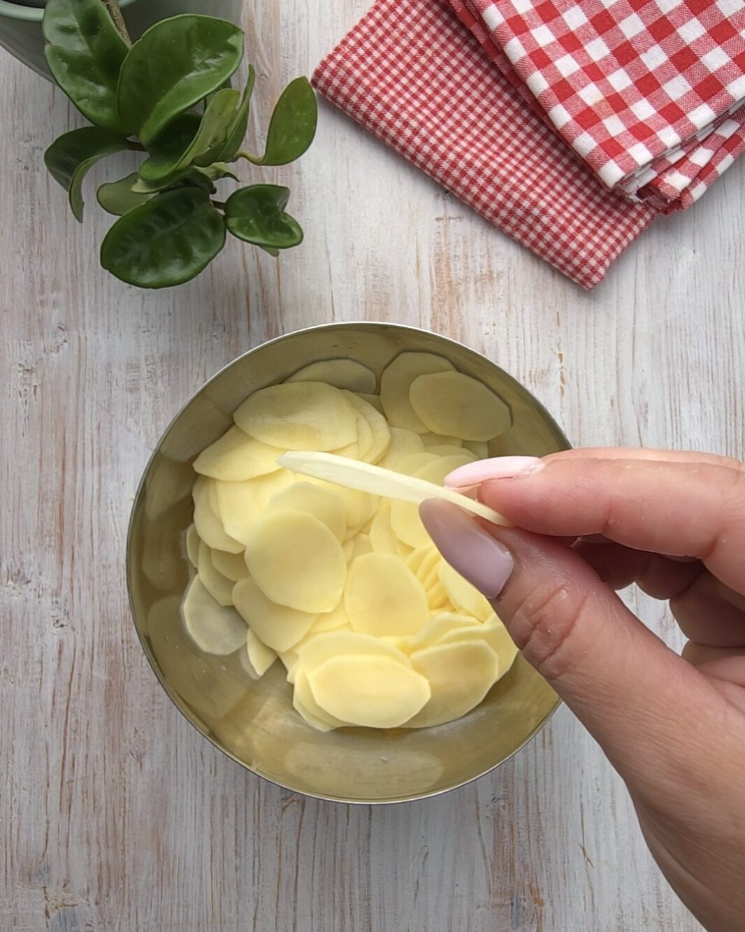tagliate le patate sottilissime