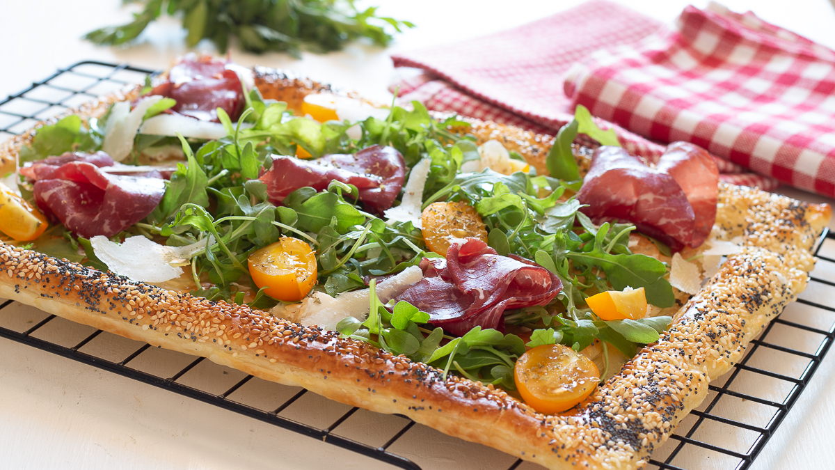 Torta di sfoglia con bresaola rucola e grana