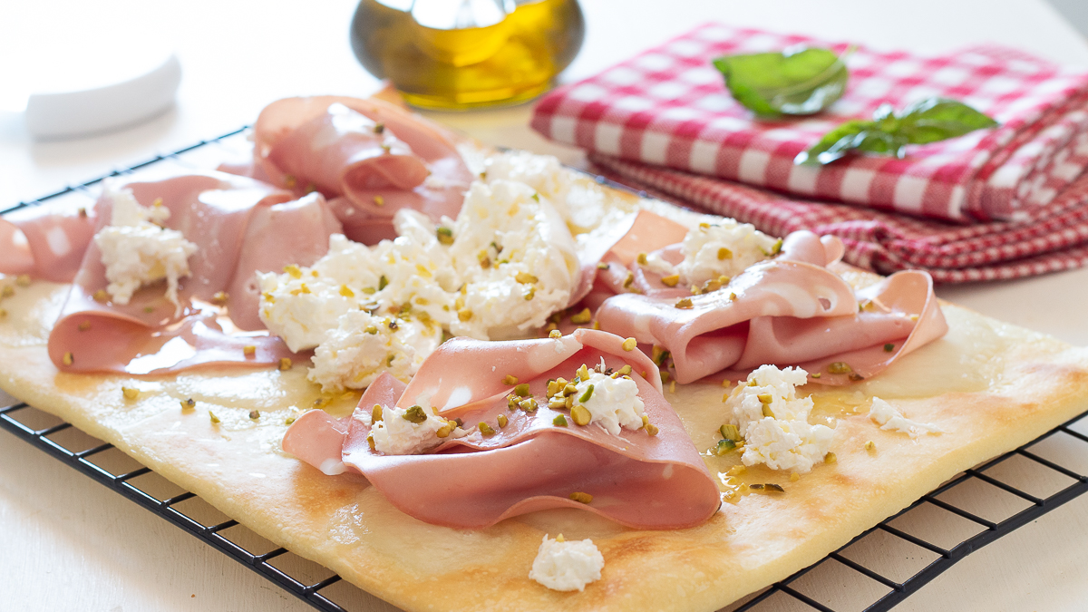 Focaccia velocissima mortadella e burrata