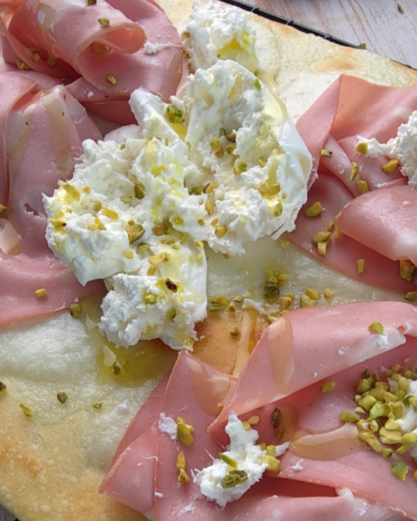 Focaccia velocissima mortadella e burrata