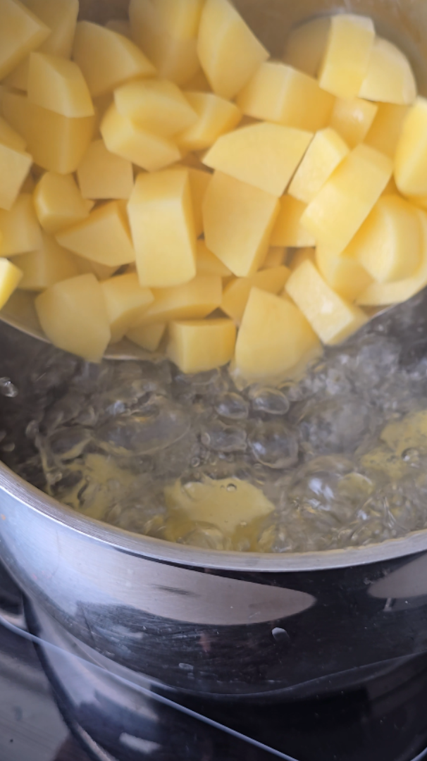 cuocete le patate in acqua bollente salat