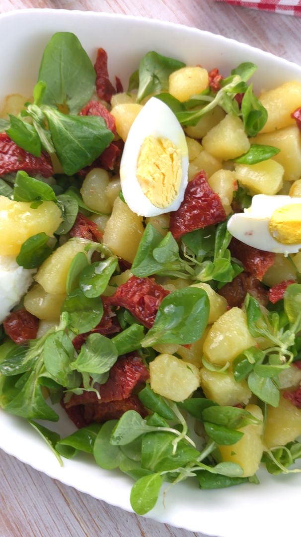 Insalata di patate con uova e pomodori secchi