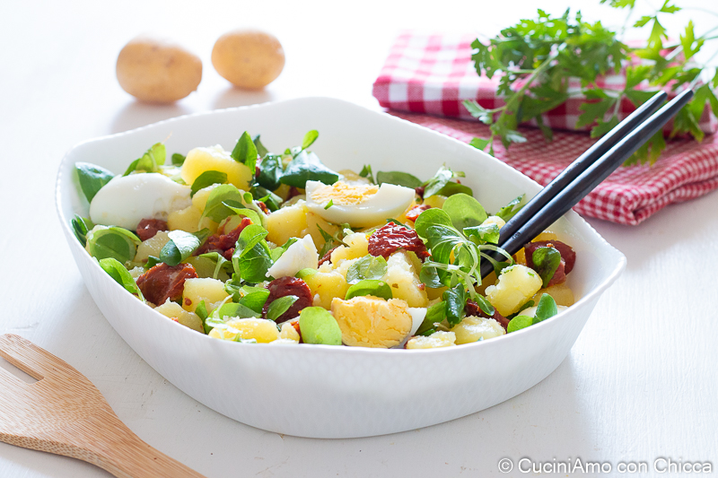 Insalata di patate con uova e pomodori secchi
