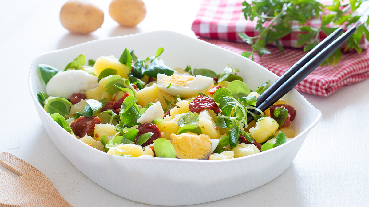Insalata di patate con uova e pomodori secchi