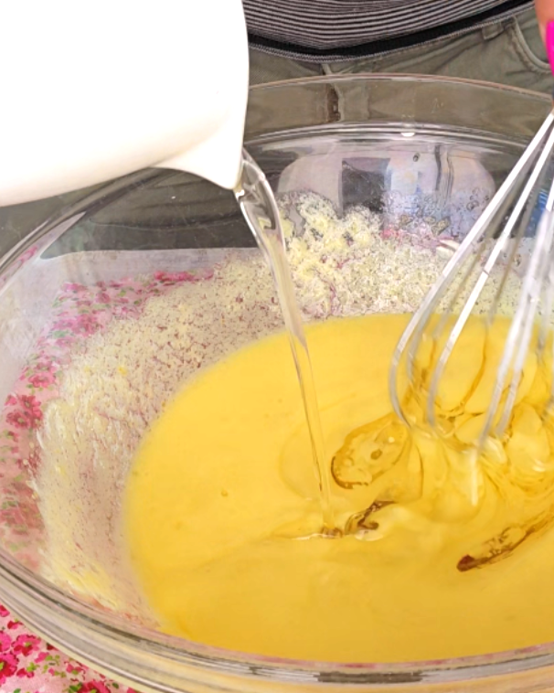 versate lo yogurt e l'olio