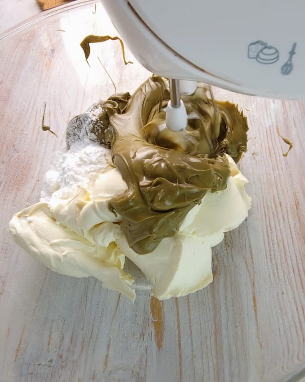 mescolate mascarpone zucchero e crema al pistacchio
