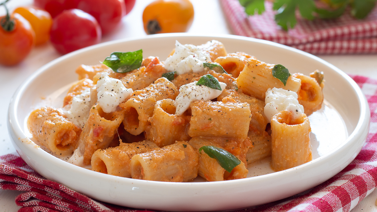 Pasta con pomodorini e burrata
