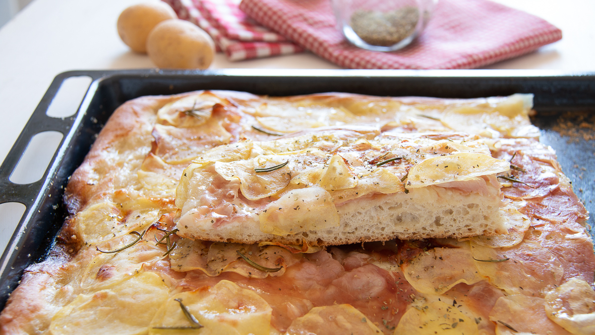 Focaccia con patate e prosciutto