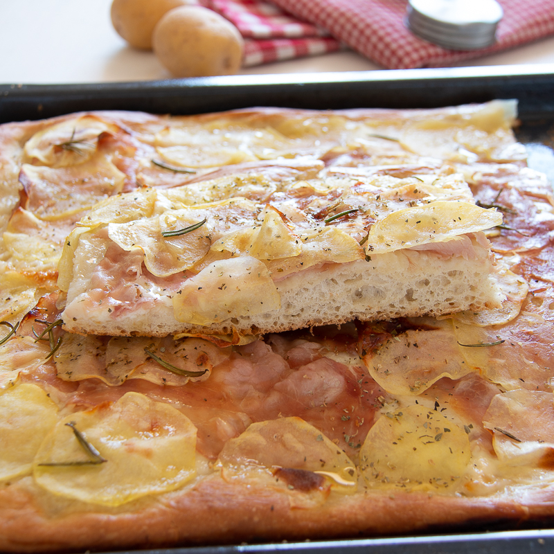 Focaccia con patate e prosciutto