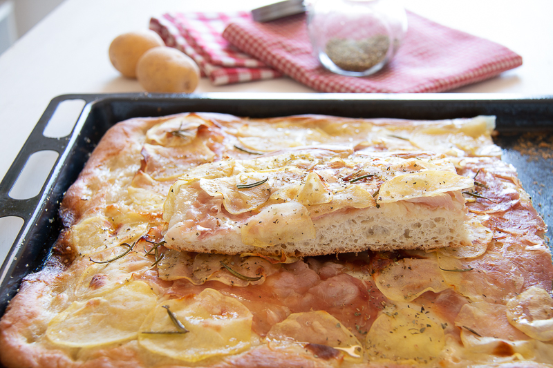 Focaccia con patate e prosciutto