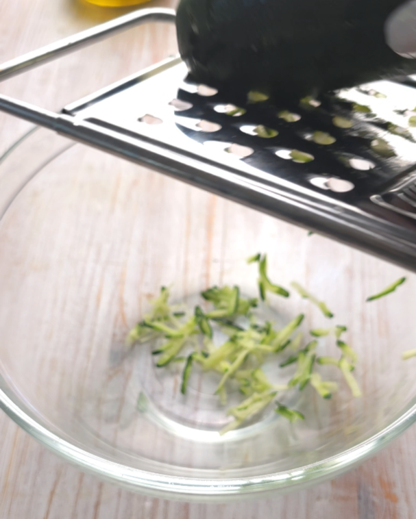 grattugiate le zucchine con la grattugia
