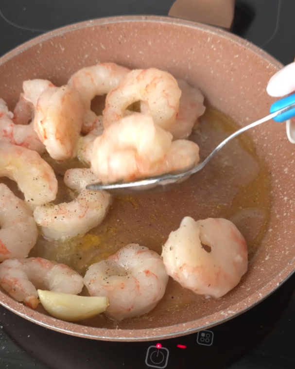 gamberi in padella con olio e aglio