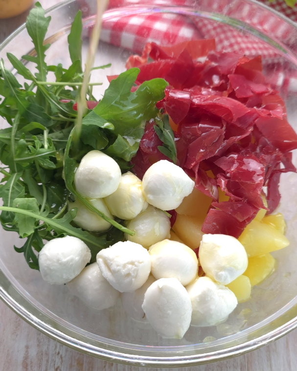 unite mozzarelline bresaola e rucola