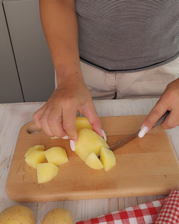 Tagliate le patate a cubetti