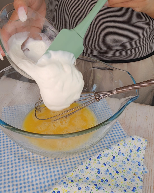 uova, zucchero, vanillina e yogurt