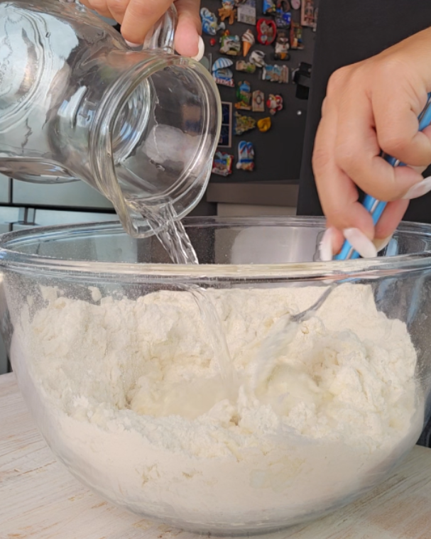 versate yogurt, sale e acqua