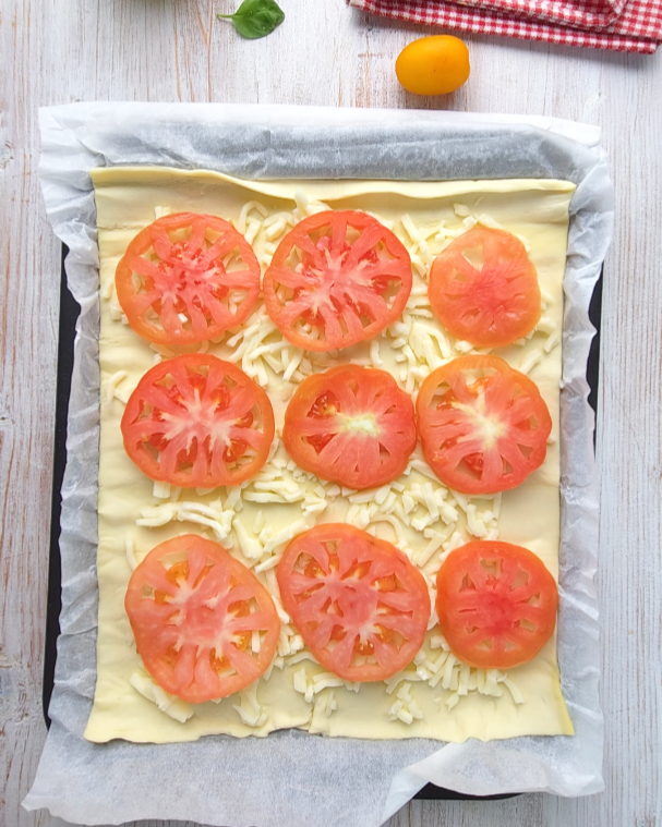 aggiungete mozzarella e fette di pomodoro