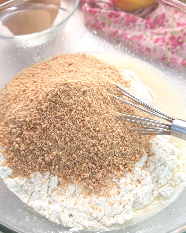 Incorporate gli amaretti tritati