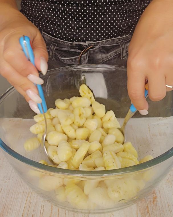 condite gli gnocchi con sale, olio e origano