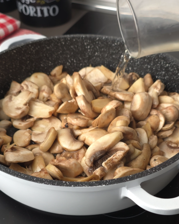 versate il vino bianco sui funghi