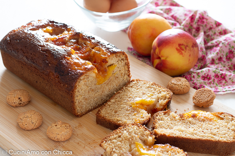 Plumcake pesche e amaretti