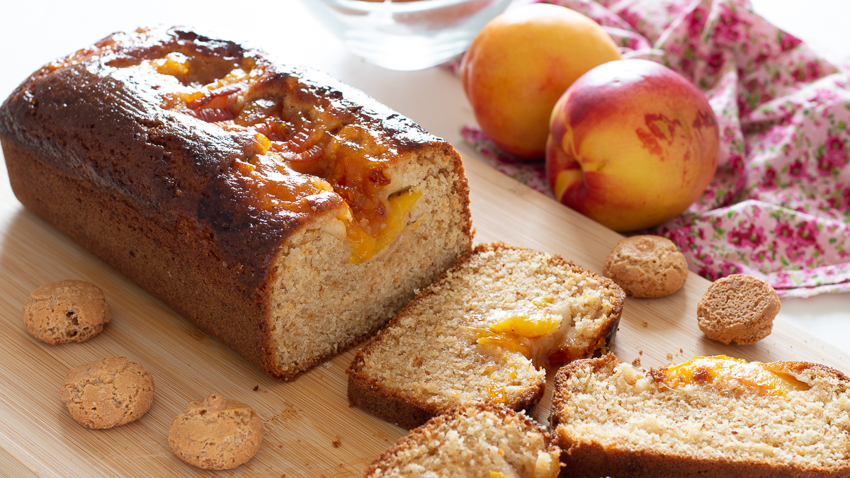 Plumcake pesche e amaretti