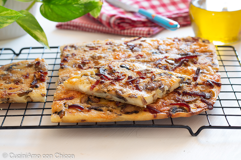 Schiacciata croccante con funghi